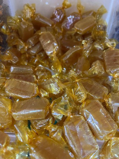 Handwerklich hergestellte Süßigkeiten aus Honig und Ingwer