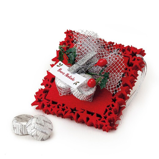 Posavasos de fieltro en color rojo con detalles de muérdago y 2 bombones con tarjeta Buon Natale