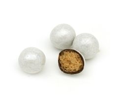 Bolas crujientes de chocolate con leche plateadas