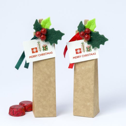 Caja pinza acebo con tarjeta Merry Christmas 2 bombones