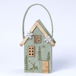 Cesto fieltro casa verde detalles madera 23cm.