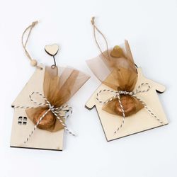 Colgante madera casa marrón surtido con 1 bombón, min.8