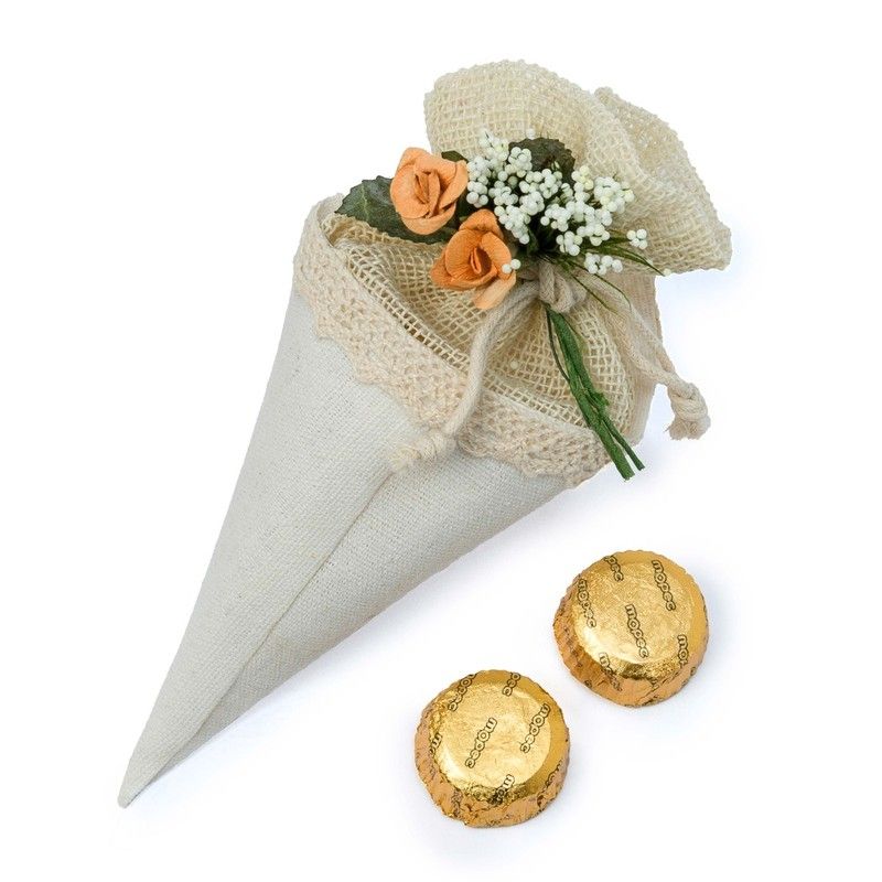 Cono-bolsa marfil decorado flores con 2 bombones