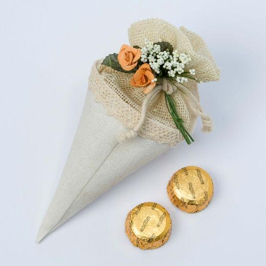 Cono-bolsa marfil decorado flores con 2 bombones