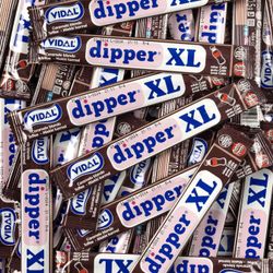 Dipper XL Cola di Vidal. Caramella gommosa al gusto di cola che si colora la lingua.