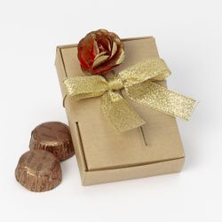 Estuche 8,5x6cm. flor lazo oro con 5 bombones*
