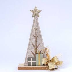 Figura árbol fieltro y base madera 26cm.4 bombones