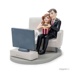 Figura pastel novios mirando la TV. Darling Wedflix (18X13,5cm) de Mopec