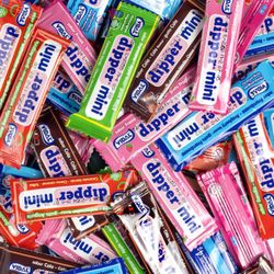 Assortimento di mini mestoli di Vidal. Assortimento di caramelle gommose da colorare con la lingua