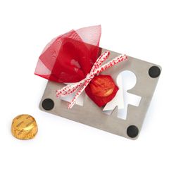 Posavasos metálico chico chica con tarjeta Love y bombón