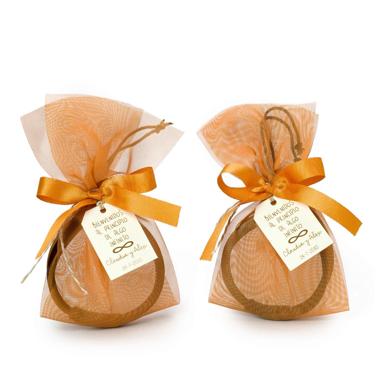 Pulsera bicolor adornada en bolsita y lazo salmón