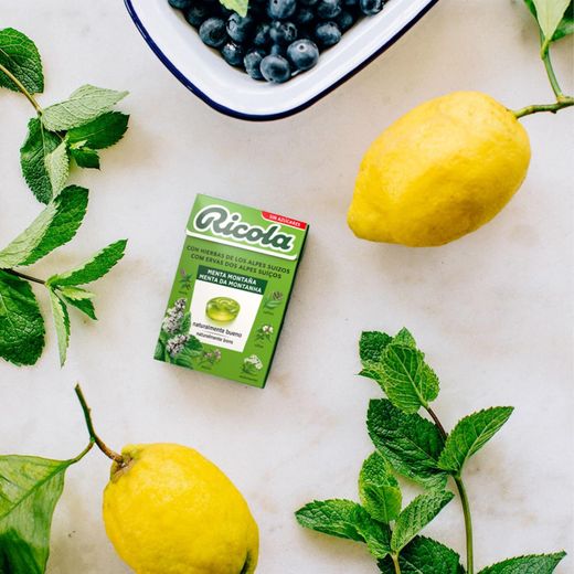 Ricola – Menta di Montagna, Caramelle Dure, Rinfresca e Lenisce la Gola e le Vie Respiratorie, con Estratto di Menta, 13 Erbe Svizzere e Oli Essenziali, Senza Zucchero, con Dolcificante - Scatola da 50 g
