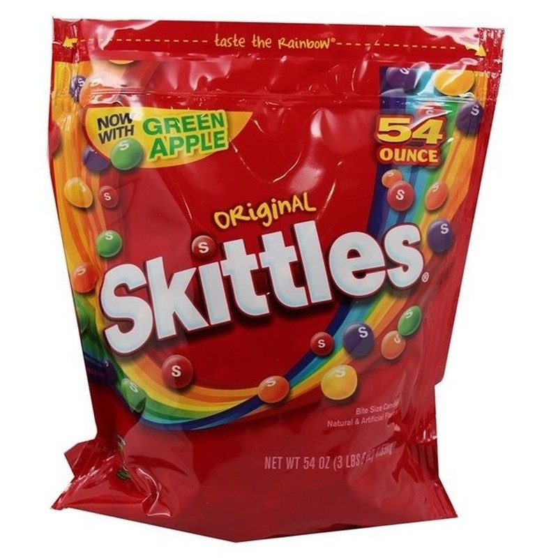 Jogo de boliche com bola vermelha colidindo com os skittles.