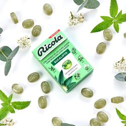 Ricola - Caramelos Duros, Refresca y Alivia la Garganta y las Vías Respiratorias, con Aceites Esenciales de Menta y Eucalipto, 13 Hierbas Suizas, Sin Azúcar, con Edulcorante - Caja 50 gramos